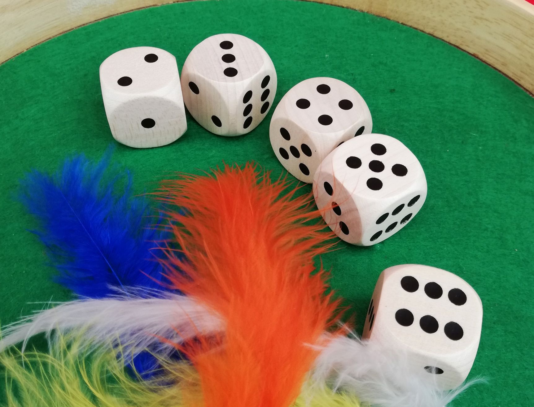 Würfel auf Würfelteller